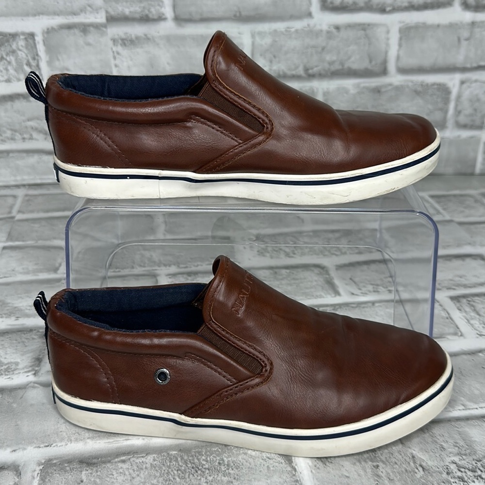 Nautica boys dark brown‎ leather slip on shoes. Size 4. Gently used condition.
